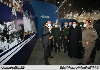 تصاویر حضور آیت‌الله رئیسی در نمایشگاه ملی "در لباس سربازی"