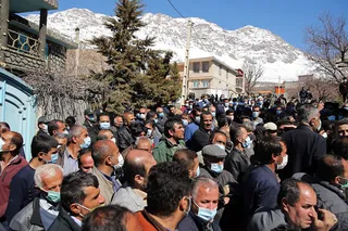 بازدید آیت الله رئیسی از مناطق زلزله زده سی‌سخت و ابراز همدردی با زلزله زدگان