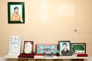 تصاویر حضور رئیس جمهور در منزل شهیدان فاتحی پیکانی و غضنفر فاتحی