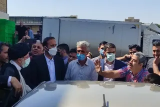 تصاویر حضور رئیس جمهور در مراکز توزیع و فروش کالاهای اساسی در تهران