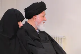 حضور رهبر معظم انقلاب در منزل رئیس جمهور شهید