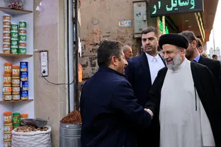 تصاویر حضور رئیس جمهور در بازار سنندج و گفتگو با مردم و کسبه