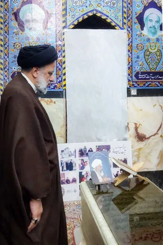 تصاویر حضور بر سر مزار شهید آیت‌الله صدوقی