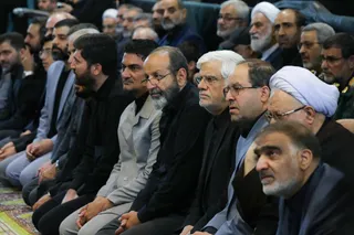 اقامه نماز رهبر معظم انقلاب بر پیکر رئیس جمهور شهید و همراهان