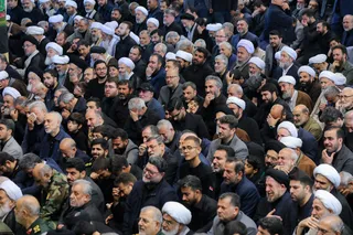 اقامه نماز رهبر معظم انقلاب بر پیکر رئیس جمهور شهید و همراهان