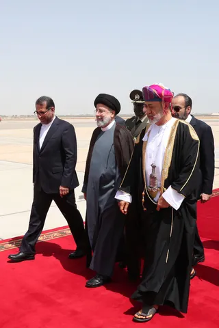 تصاویر ورود دکتر رئیسی به مسقط با استقبال سلطان عمان