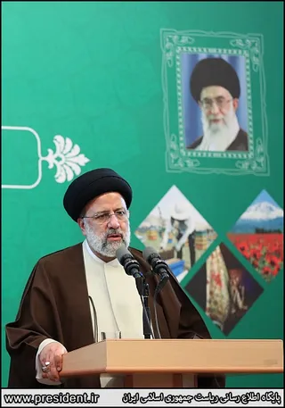 تصاویردیدار رئیس جمهور با نخبگان ، علماء ، خانواده شهدا ، ایثارگران و جمعی از اقشار مختلف مردم