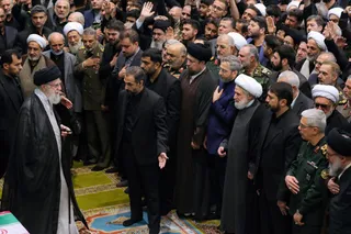 اقامه نماز رهبر معظم انقلاب بر پیکر رئیس جمهور شهید و همراهان