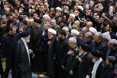 اقامه نماز رهبر معظم انقلاب بر پیکر رئیس جمهور شهید و همراهان