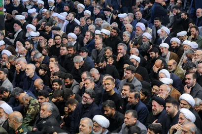 اقامه نماز رهبر معظم انقلاب بر پیکر رئیس جمهور شهید و همراهان