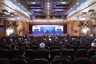 تصاویر دیدار رئیس جمهور با نخبگان ، علماء ، خانواده شهدا ، ایثارگران و جمعی از اقشار مختلف مردم