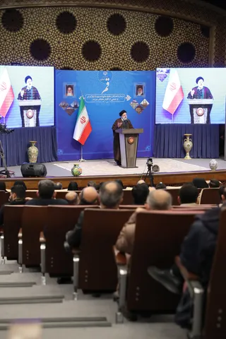 تصاویر دیدار رئیس جمهور با نخبگان ، علماء ، خانواده شهدا ، ایثارگران و جمعی از اقشار مختلف مردم