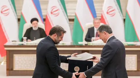 تصاویر امضای ۱۷ سند همکاری و یک بیانیه مشترک میان مقامات ایران و ازبکستان