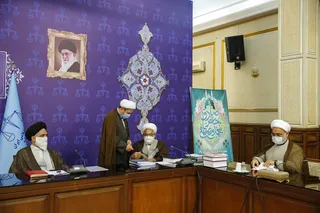 دستور رئیس دستگاه قضا به دادستان برای رسیدگی به علت صدور مجوز صادرات به افراد فاقد صلاحیت/ گره زدن تصمیم گیری‌ها به انتخابات آمریکا آدرس غلط دادن به ملت است