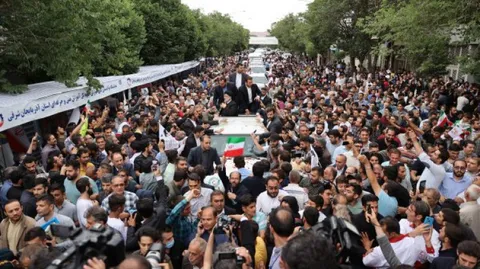 تصاویر استقبال مردمی از رئیس جمهور در مسیر ارگ تبریز