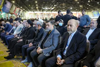 اقامه نماز رهبر معظم انقلاب بر پیکر رئیس جمهور شهید و همراهان