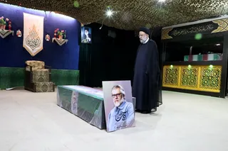 تصاویر حضور رئیس جمهور بر پیکر مرحوم نادر طالب زاده در معراج شهدا