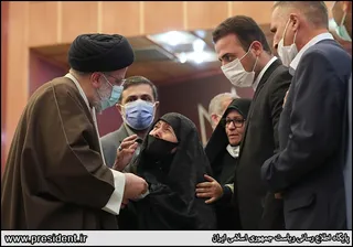 تصاویردیدار رئیس جمهور با نخبگان ، علماء ، خانواده شهدا ، ایثارگران و جمعی از اقشار مختلف مردم