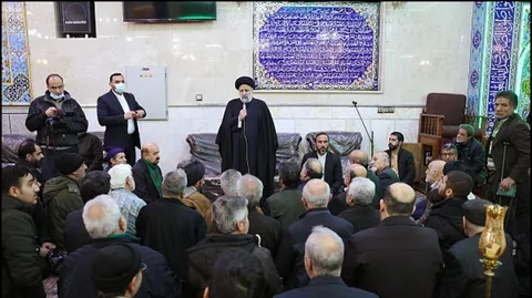 فیلم حضور و اقامه نماز در مسجد حسین بن علی (ع) شهر ری