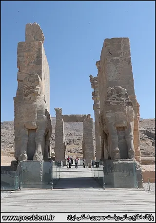 بازدید از بنای تاریخی تخت جمشید و گفتگو با گردشگران