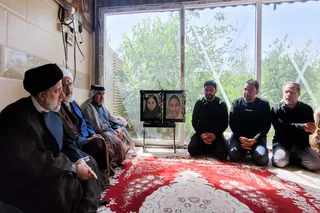 تصاویر حضور آیت‌الله رئیسی در محل ساختمان متروپل آبادان