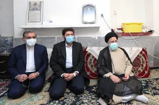 تصاویر حضور رئیس جمهور در منزل شهیدان فاتحی پیکانی و غضنفر فاتحی