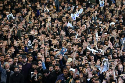 اقامه نماز رهبر معظم انقلاب بر پیکر رئیس جمهور شهید و همراهان