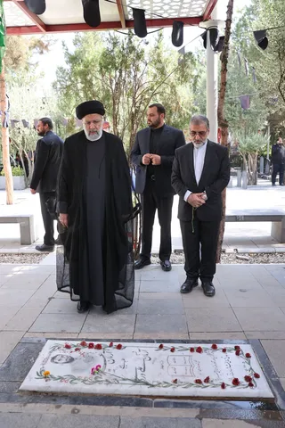 تصاویر تجدید میثاق رئیس جمهور و اعضای هیئت دولت با آرمان‌های امام راحل و شهدای انقلاب اسلامی