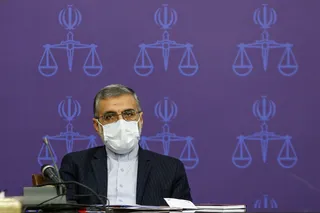 مشکلات معیشتی امروز مردم، راه‌حل‌های اقتصادی دارد نه راهکار سیاسی/ مسئولان و سیاسیون از حاشیه‌سازی پرهیز کنند و به مسائل اصلی مردم بپردازند/ کسانی که تصور می‌کنند می‌توانند مرتکب جرم شوند و با فرار از کشور از چنگال عدالت بگریزند سخت در اشتباهند