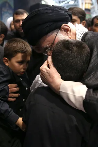 اقامه نماز رهبر معظم انقلاب بر پیکر رئیس جمهور شهید و همراهان