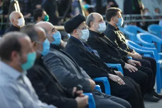 رئیسی در جمع عزاداران صادق آل محمد(ص) در میدان امام حسین(ع) حضور یافت