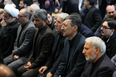 اقامه نماز رهبر معظم انقلاب بر پیکر رئیس جمهور شهید و همراهان