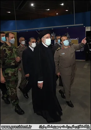 تصاویر حضور آیت‌الله رئیسی در نمایشگاه ملی "در لباس سربازی"