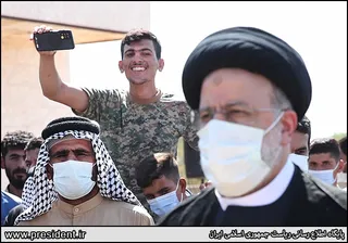 تصاویر بازدید هوایی رئیس جمهور از منطقه دشت آزادگان و هورالعظیم و حضور در میان مردم روستاهای اطراف هویزه