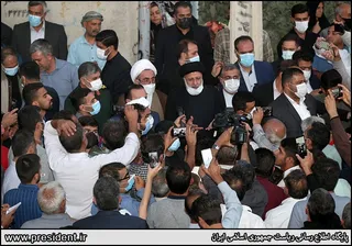 تصاویر حضور سرزده دکتر رئیسی در محله محروم حاشیه شهر ایلام