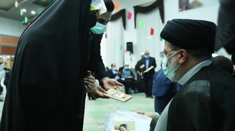 تصاویر دیدار و گفتگوی صمیمی با جمعی از خانواده شهدای مازندران