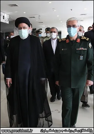 تصاویر حضور آیت‌الله رئیسی در نمایشگاه ملی "در لباس سربازی"