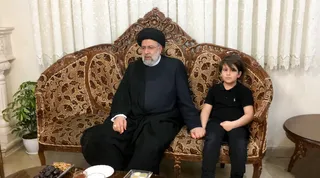 تصاویر دیدار آیت‌الله رئیسی با خانواده شهید صیاد خدایی