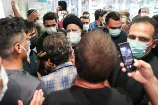 تصاویر دیدار سرزده رئیس‌جمهور از یک داروخانه توزیع اقلام کرونا