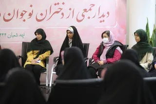 تصاویر دیدار با جمعی از دختران شرکت کننده در برنامه «بینهایت شو»