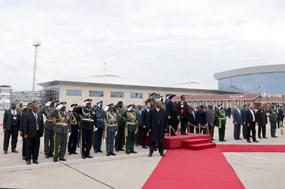 تصاویر دکتر رئیسی هراره را به مقصد تهران ترک کرد