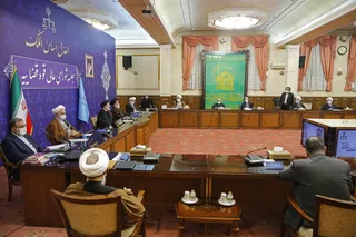 نه نگاه افراطی که زن را گوشه نشین در خانه می‌داند، نه نگاه تفریطی غربی که زن را در حد یک کالا می‌شناسد، هیچکدام را قبول نداریم