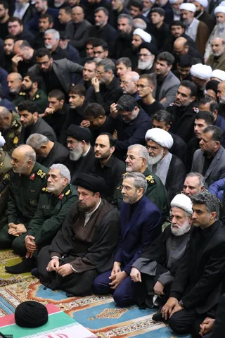 اقامه نماز رهبر معظم انقلاب بر پیکر رئیس جمهور شهید و همراهان