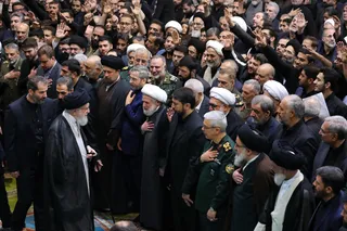 اقامه نماز رهبر معظم انقلاب بر پیکر رئیس جمهور شهید و همراهان